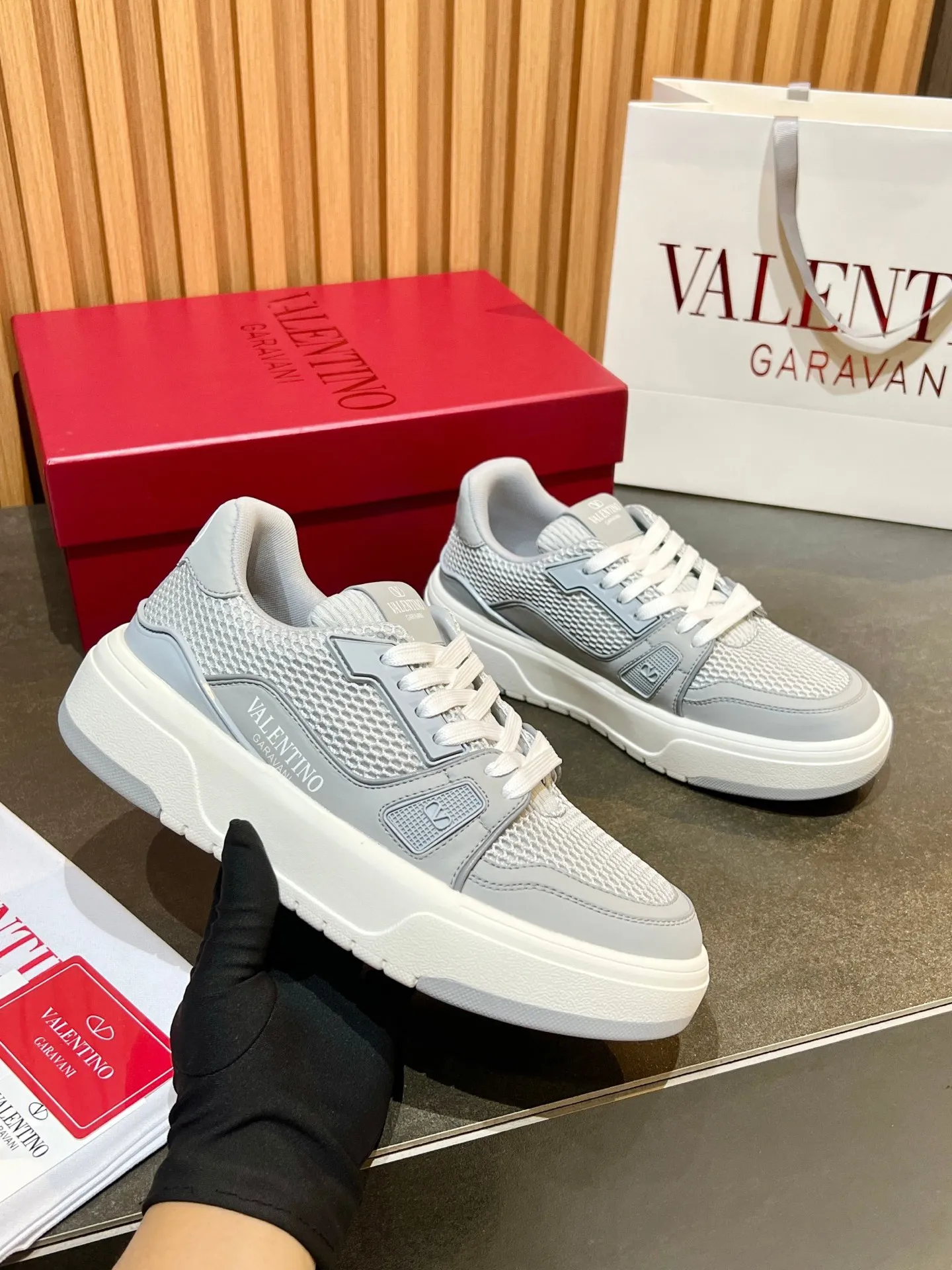 Men's men's shoes 💰640 VLNT Valentino 𝑶𝒏𝒆𝑺𝒕𝒖𝒅 Couple's sneakers series Valentino 2025 latest couple's sneakers, same style for celebrities, hot sale. Original ZP purchase and dismantling. Repeated pattern making and modification. Trying to restore 1:1 original version! Top luxury masterpiece, soft and comfortable, breathable and light, combines fashion and leisure, brings excellent and elegant texture and excellent on-foot comfort. Top purchasing version upper: imported high-end breathable mesh/original oil edge craftsmanship. Inner: imported mesh. Outsole: original development 𝐓𝐏𝐔 two-color combination outsole. Packaging: original configuration complete package. Code number: 35/44 (customized 45 46). Can be customized (self-labeled - no label) order.